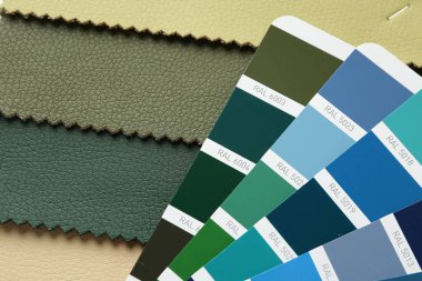 Renkli kumaş örnekleri ve renk paletleri, üst görünüm