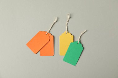 Gri arkaplanda dizgileri olan boş etiketler, düz yatıyordu