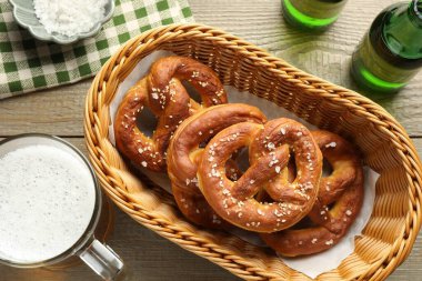 Lezzetli krakerler sepette ve bira ahşap masada, düz yatıyordu.