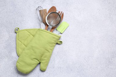Farklı mutfak aletleri fırın eldivenlerinde, ışık masasında, üst tarafta. Metin için boşluk