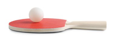Ping pong raketi ve topu beyaza izole edilmiş.