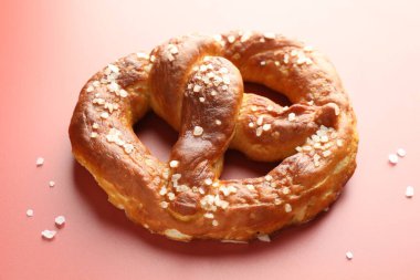 Kırmızı arkaplanda tuzlu kraker, yakın plan.