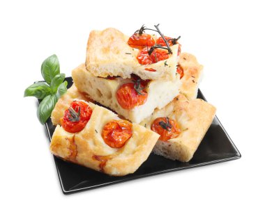 Domatesli ve fesleğenli lezzetli Focaccia parçaları beyaz üzerine izole edilmiş.