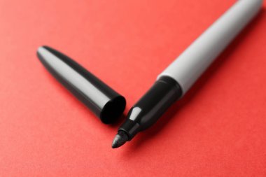 Kırmızı arkaplanda bir siyah işaret, yakın plan.