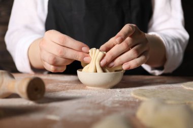 Mutfaktaki masada khinkali yapan kadın, yakın plan.