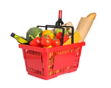 Beyaza izole edilmiş farklı ürünlerle dolu alışveriş sepeti.