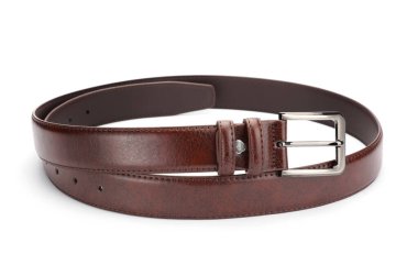 Bir kahverengi deri kemer beyaza izole edilmiş.