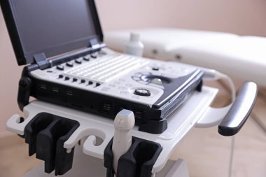Klinikte modern ultrason makinesi, yakın plan. Tıbbi ekipman