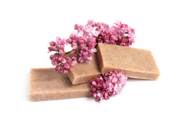 Sabun çubukları ve leylak çiçekleri izole edilmiş beyaz