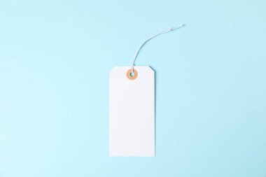 Açık mavi arkaplanda bir boş etiket, üst görünüm