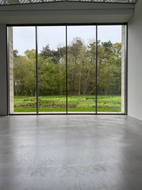 Panoramik pencereli ve gri zeminli boş oda