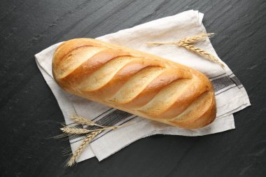 Siyah desenli masaya bir somun ekmek ve çiviler.