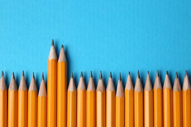 Açık mavi zemin üzerinde keskin grafit kalemler, düz yatıyordu. Metin için boşluk