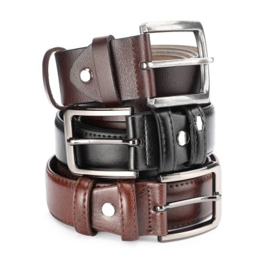 Beyaz üzerine izole edilmiş üç farklı deri kemer.