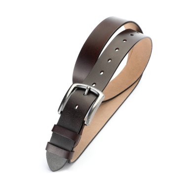 Bir kahverengi deri kemer beyaza izole edilmiş.