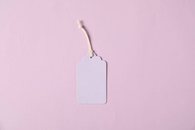 Soluk menekşe arkaplan üzerine dizgi ile boş etiket, üst görünüm