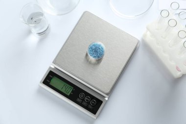 Beyaz arka planda Petri kabı ve diğer laboratuvar ekipmanlarıyla ölçeklendir