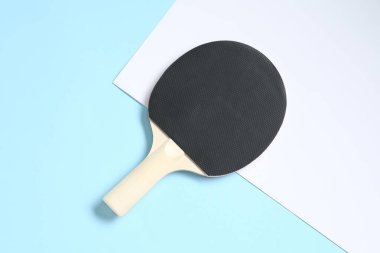 Renkli arka planda bir ping pong raketi, üst görünüm