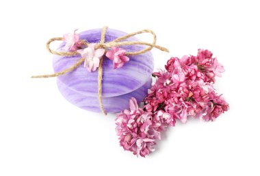 Sabun çubukları ve leylak çiçekleri izole edilmiş beyaz