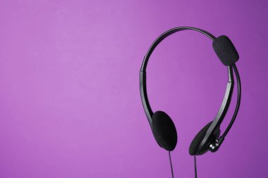 Mor zemin üzerinde mikrofon olan kulaklık, metin için boşluk