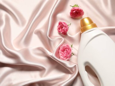 Bir şişe yumuşatıcı ve bej kumaşlı çiçekler, düz yatak. Metin için boşluk