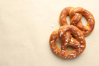 Bej kaplamalı tuzlu krakerler, düz yatış. Metin için boşluk