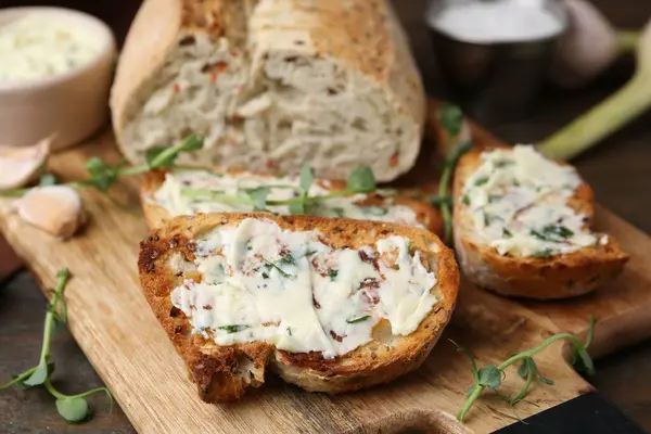 Tahta masada sarımsaklı, otlu ve yağlı lezzetli ekmek, yakın plan.