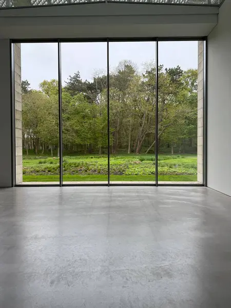 Panoramik pencereli ve gri zeminli boş oda