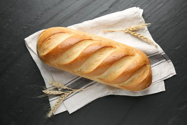 Siyah desenli masaya bir somun ekmek ve çiviler.