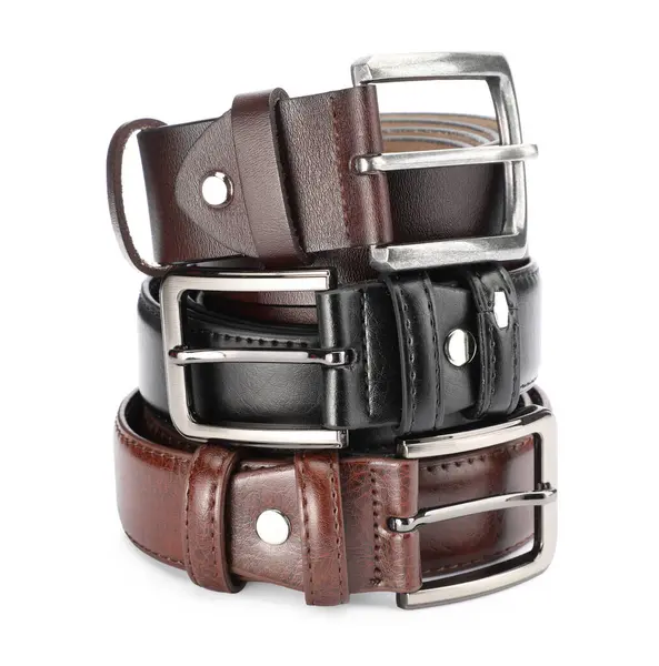 Beyaz üzerine izole edilmiş üç farklı deri kemer.
