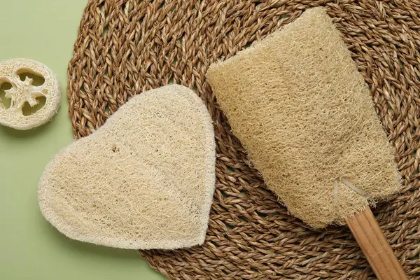 Yeşil arka planda doğal lif süngerleri, düz yatış