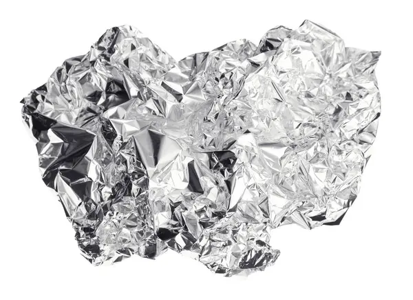 Buruşuk parlak alüminyum folyo parçası beyaz, üst görünümde izole edilmiş.