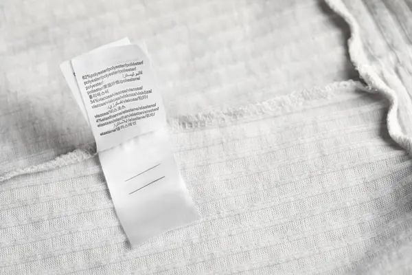 Açık renk giysi etiketi arkaplan olarak, üst görünümde