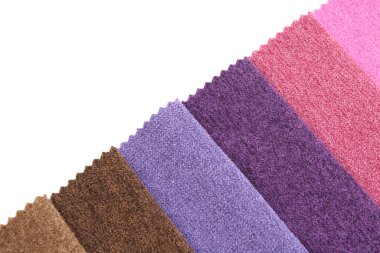 Beyaz, üst görünümde izole edilmiş farklı kumaş örnekleri