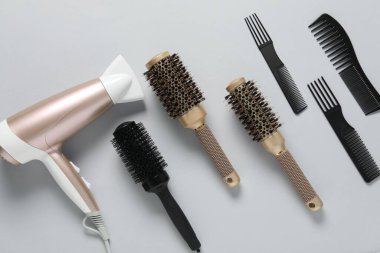 Beyaz arka planda farklı saç şekillendirme araçları, düz yatış