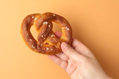 Bej arka planda lezzetli krakerli kadın, yakın plan.