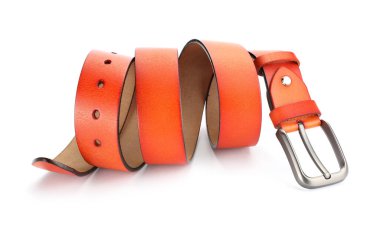 Bir turuncu deri kemer beyaza izole edilmiş.