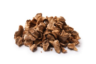 Beyaz üzerine izole edilmiş kuru hindiba kökleri yığını