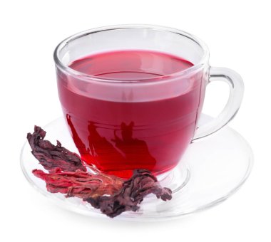 Cam bardakta leziz amber çayı ve beyaza izole edilmiş kuru roselle sepals.