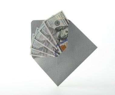 Para bonusu. Beyaz üzerine izole edilmiş dolar banknotları ile zarf