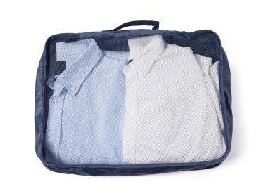 Bir paket küpü katlanmış giysiler beyaz, üst görünümde izole