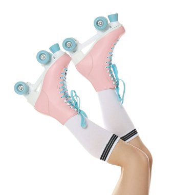 Beyaz arka planda patenli kadın, yakın plan.