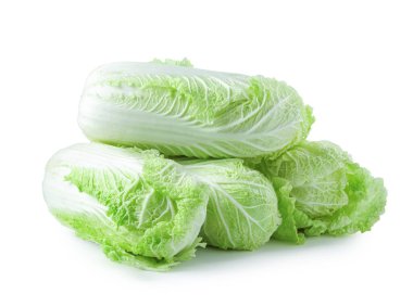 Birçok taze Çin lahanası beyaza izole edilmiş.