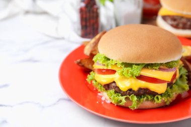 Beyaz mermer masada leziz bir çizburger, yakın plan. Metin için boşluk