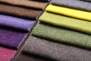 Arka plan olarak farklı kumaşlardan örnekler, yakın plan