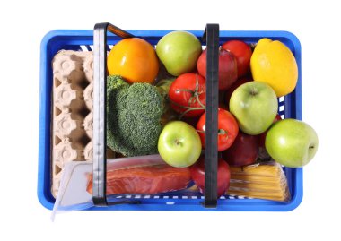 Beyaz, üst görünümde izole edilmiş ürünlerle dolu plastik alışveriş sepeti.