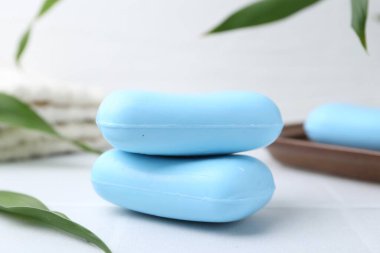 Beyaz masadaki köpüklü sabun çubukları, yakın plan.