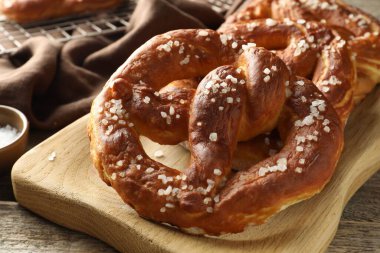 Ahşap masada tuzlu krakerler, yakın plan.