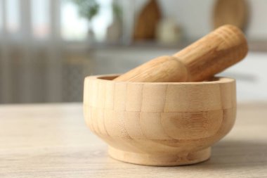 Havan topu ve tokmak mutfaktaki ahşap masa, yakın çekim