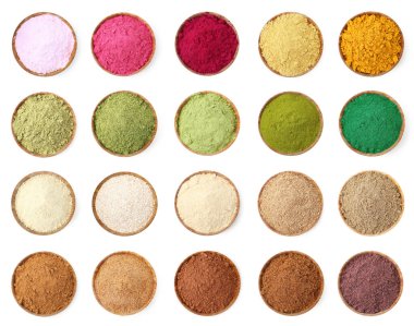 Beyaz arka planda kaselerde farklı süper yiyecek tozları var. Üst görünüm